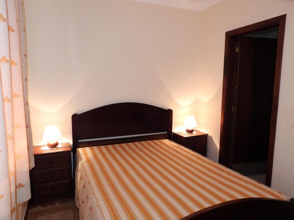 Aqui Jardim room and bathroom 1