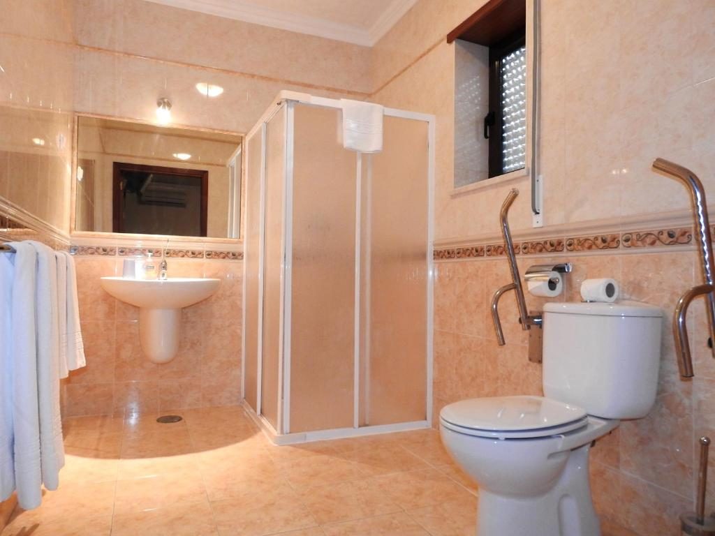 Aqui Jardim room and bathroom 3