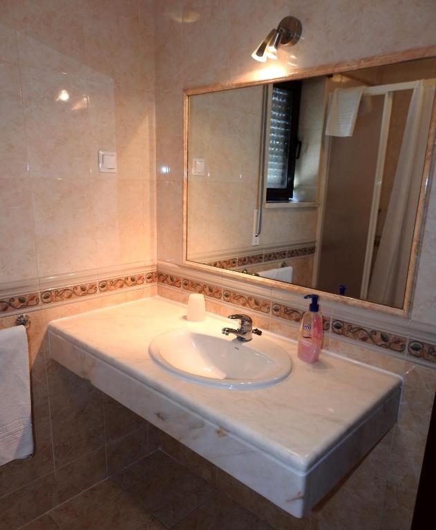 Aqui Jardim room and bathroom 4